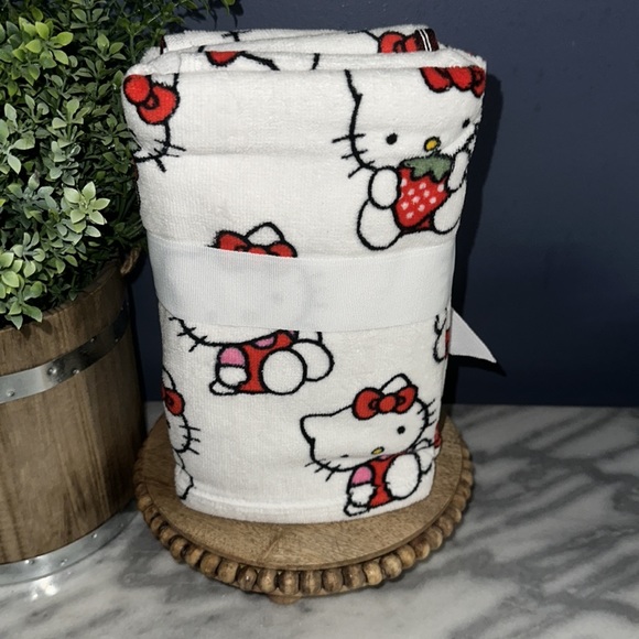 Hello kitty hand towels set of 2 strawberries - Picture 3 of 3